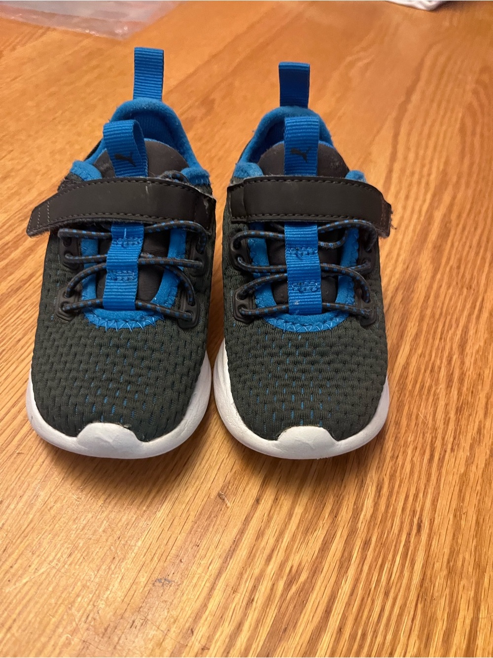 Puma Toddler Blue and Black Athletic Shoe - size 6